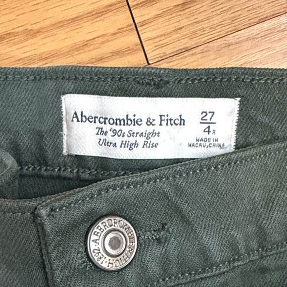 Abercrombie & Fitch '90s Straight Ultra High Rise in Olive - Picture 2 of 3